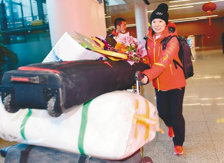 冬奥会中国自由式滑雪空中技巧队载誉回到沈阳